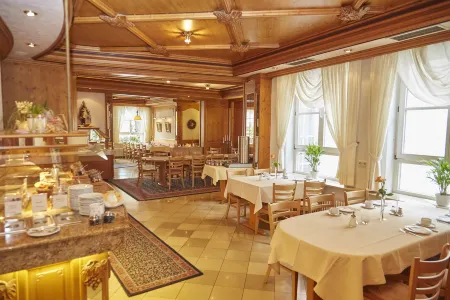 Flair Hotel Weinstube Lochner Отели в г. Креглинген
