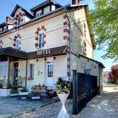 Logis Hôtels Restaurant Le Dauphin Hotel Exterior