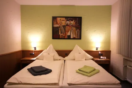 Hotel & Weinhaus Zum Schwarzen Bären Отели в г. Кобленц