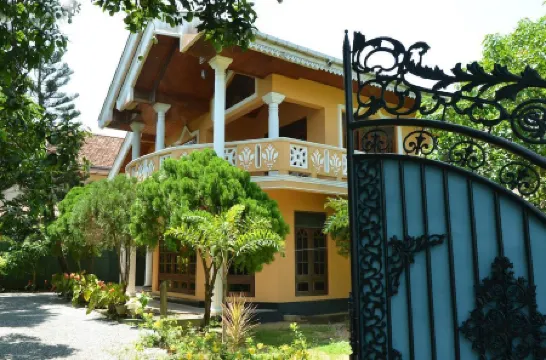 Airport A4 Transit Hub - Eco Chalets - Free Shuttle Service 24Hrs