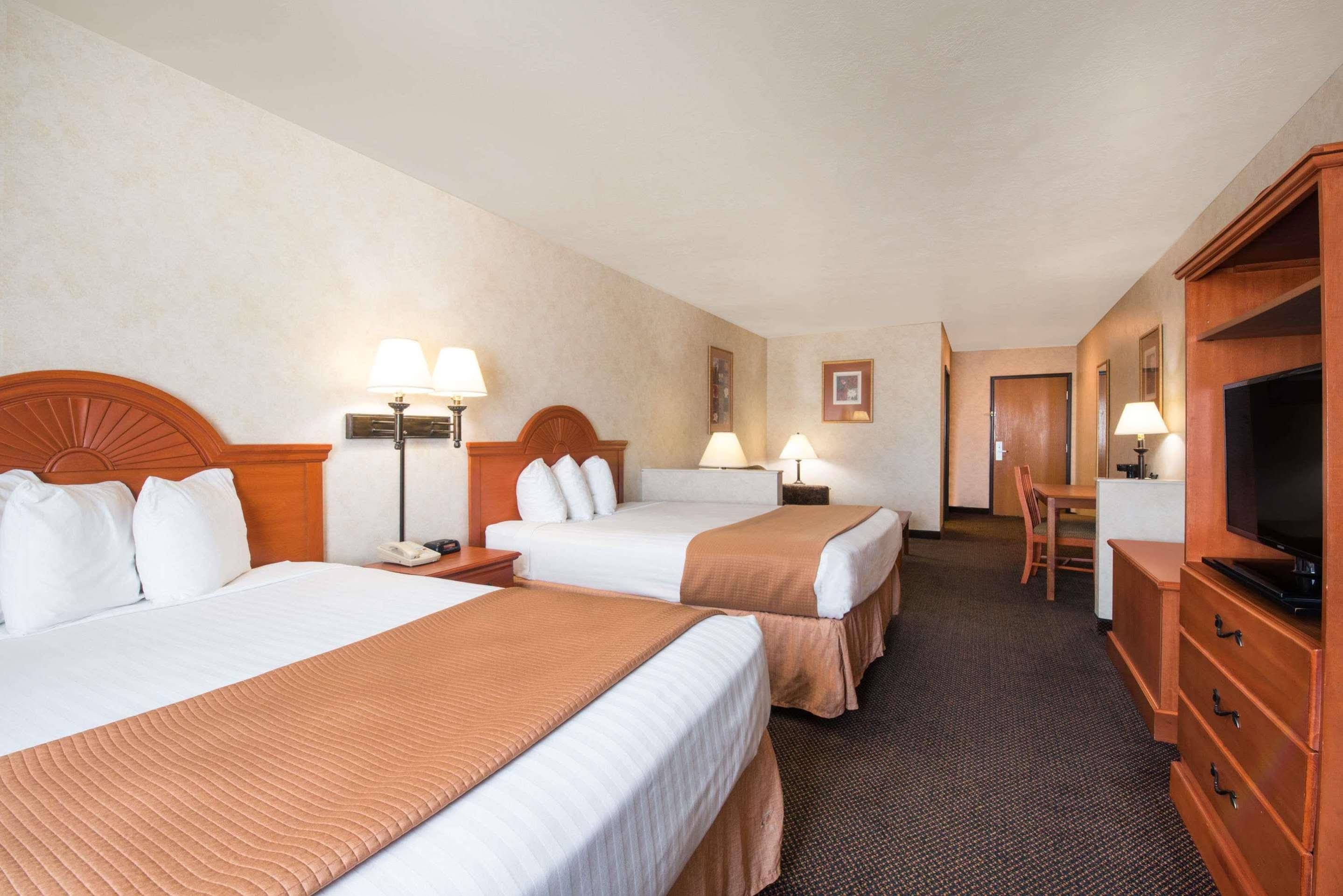 Howard Johnson Hotel & Suites by Wyndham Oacoma