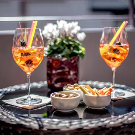 Uve Rooms & Wine Bar
