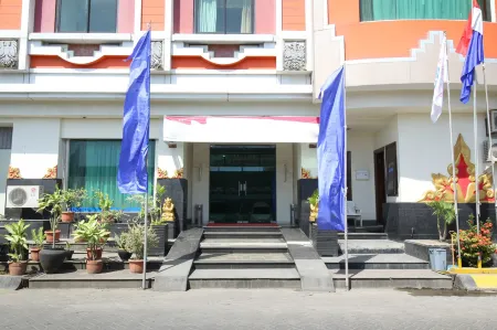 Hotel Denpasar Makassar Отели рядом с достопримечательностью «Harian Kompas»