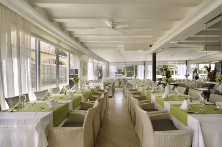 Van der Valk Hotel Barcarola Отели рядом с достопримечательностью «El Monestir»