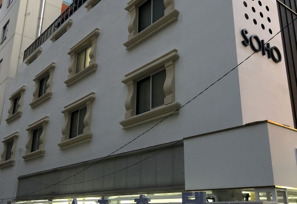 활기찬 서면 거리의 소호호텔 야경