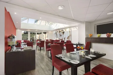 Ramada by Wyndham London Stansted Airport Отели рядом с достопримечательностью «Артур Финдли колледжи»