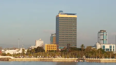 Arthama Hotels Makassar Отели рядом с достопримечательностью «Wisma Pattimura»