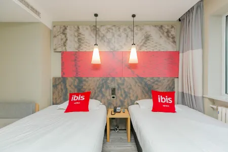 Ibis PingLiang Kongtong Mountain Greenbelt Plaza Hotel Отели рядом с достопримечательностью «Longyin Temple»