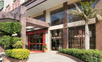 The hotel features a spacious front entrance with large windows and an outdoor seating area at Guohui Hotel (Fuzhou Jinfeng Hotel)