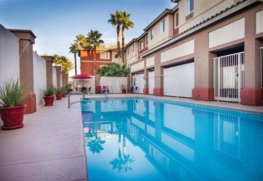 5. 라 퀸타 인 &..