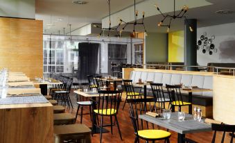 4. Courtyar..