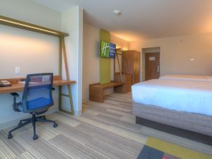 Holiday Inn Express & Suites Tulsa Midtown