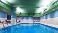 Holiday Inn Express & Suites CHANUTE by IHG - プール