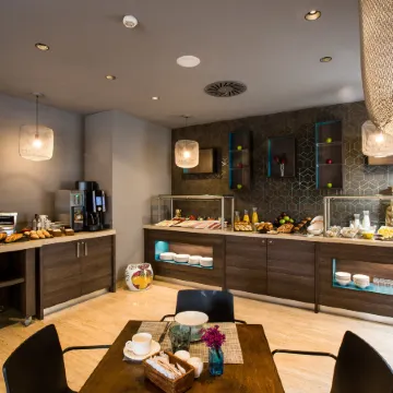 Leonardo Boutique Hotel Madrid Отели рядом с достопримечательностью «Монклоа-Аравака»