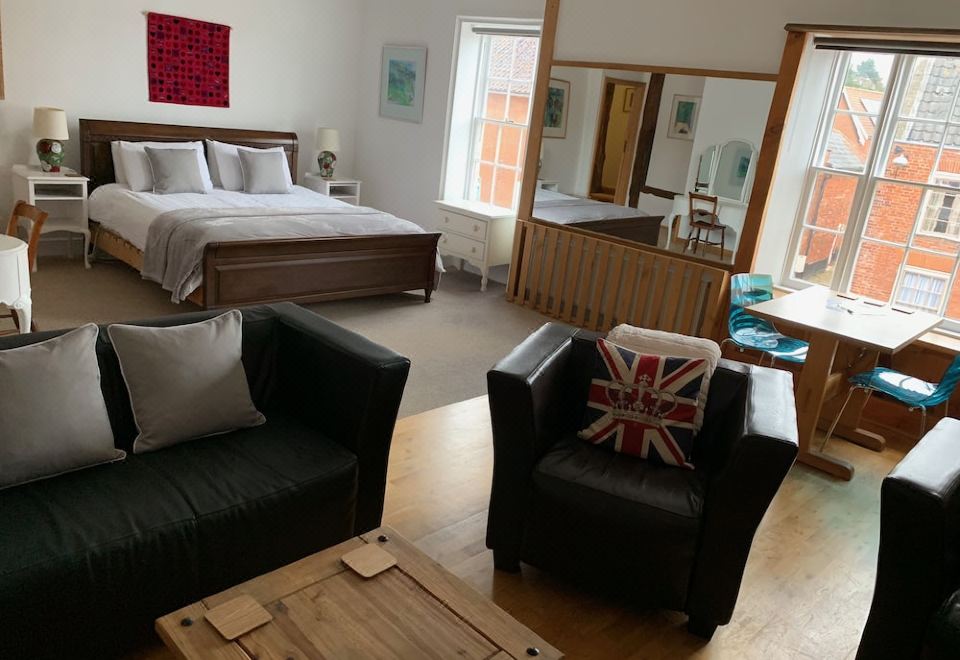 Rooms at No Three - Chameleon House - Housity