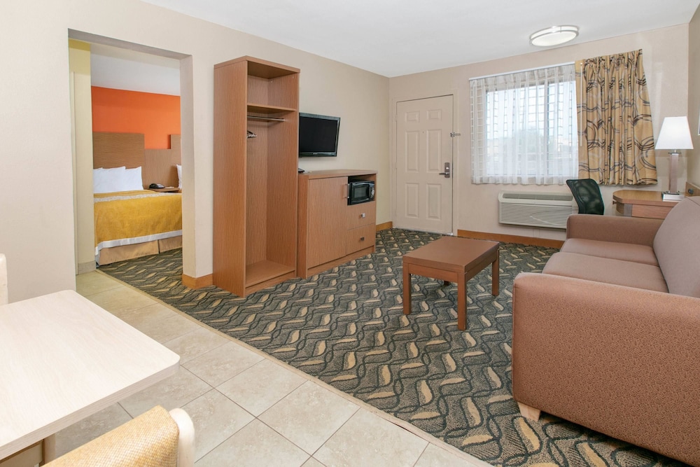 Days Inn & Suites by Wyndham Arlington Near Six Flags