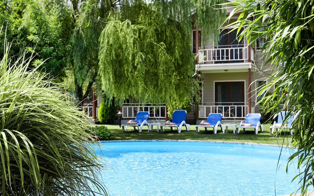 Village Park Resort and Spa Otel