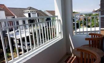 Al Villa Batu 3Br Near Museum Angkut at Kusuma Estate Kav 23 with Bathub, Gazebo, and Playground