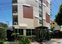 April Suites Các khách sạn gần Con đường bãi biển