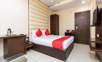 OYO 24253 Hotel Avirat Inn