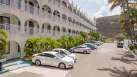 Belair Beach Hotel - parking