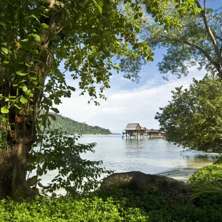 Pangkor Laut Resort - Small Luxury Hotels of the World Отели рядом с достопримечательностью «Dutch Fort (Kota Belanda)»