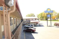 Days Inn by Wyndham Elko - parking