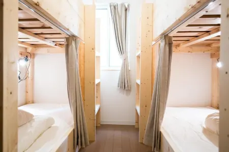 Iza Enoshima Guest House and Bar