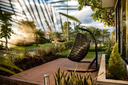 Wyndham Grand KN Paradise Cam Ranh Отели рядом с достопримечательностью «Пляж Бай Дай»