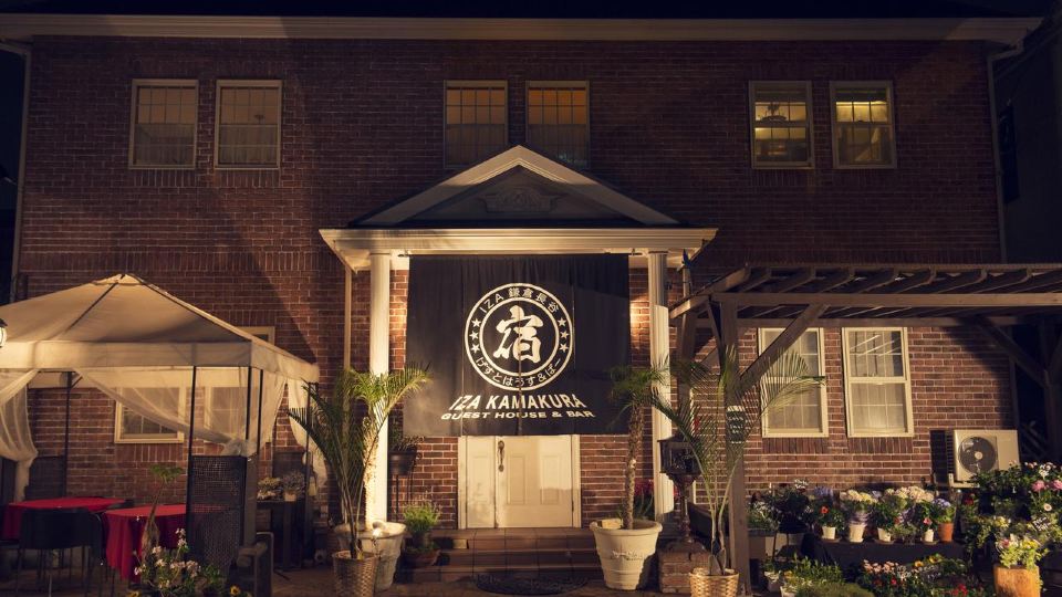 Iza Kamakura Guest House and Bar