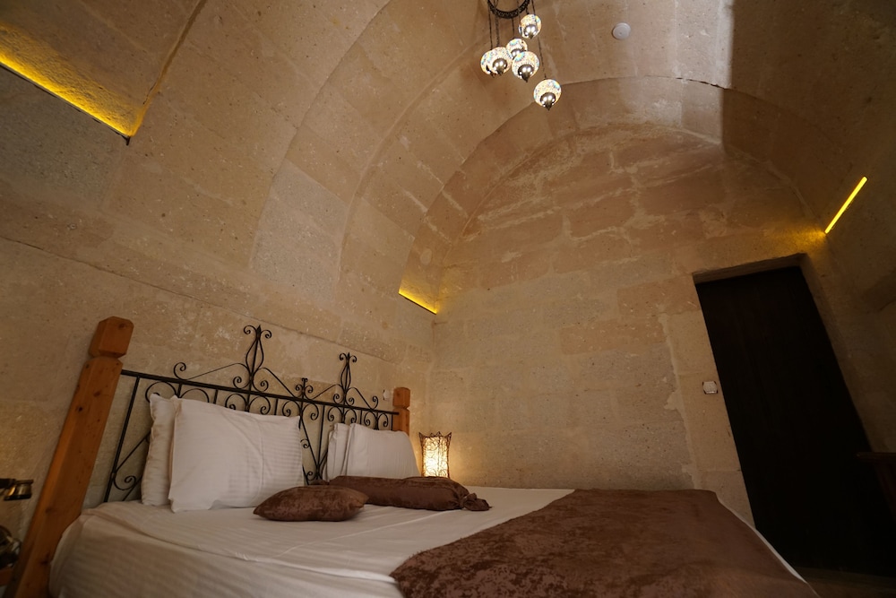 Roma Cave Suite