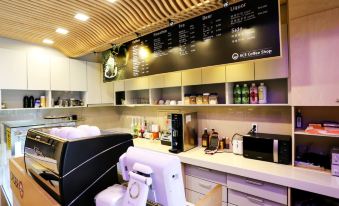 Ace Family Hotel - Housity
