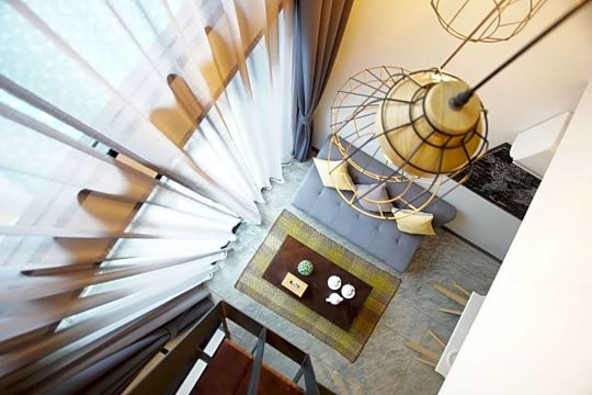 푸켓의 아름다운 해변에서 휴식을 취하는 모습