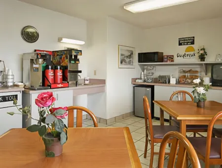 Days Inn by Wyndham Kingdom City Отели в г. Фултон