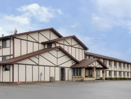 Super 8 by Wyndham Montgomery Maybrook