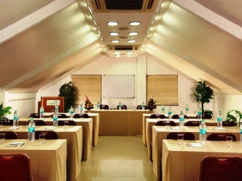 Hotel Rajdhani Отели рядом с достопримечательностью «Мирамар Бич»