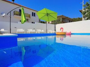 Modern Apartment in Bibinje with Pool