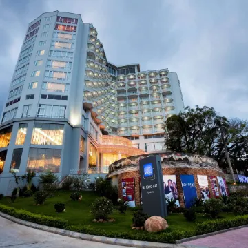 Novotel Ha Long Bay Hotel Отели рядом с достопримечательностью «Бухта Халонг»
