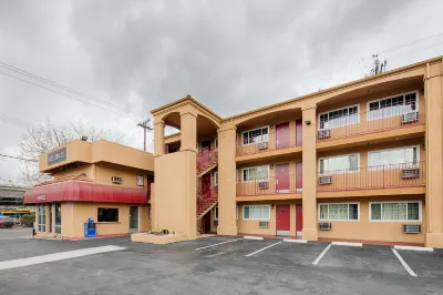 The Midtowner Hotel, SureStay Collection by Best Western Riverside Hall School of Engineering and Computer Science附近的飯店