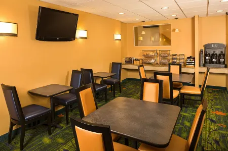 Fairfield Inn New York LaGuardia Airport/Flushing Отели рядом с достопримечательностью «Нью-Йорк Холл Оф Сайенс»