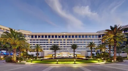 Hilton Orlando Lake Buena Vista - Disney Springs™ Area Отели рядом с достопримечательностью «Characters in Flight»