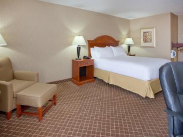 Holiday Inn Express & Suites - Interstate 380 at 33rd Avenue, an Ihg Hotel