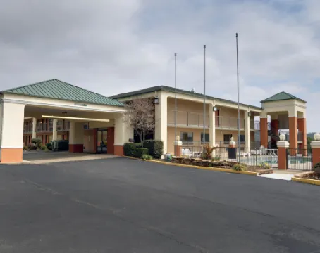 Quality Inn & Suites Clarksville Hotels in Clarksville