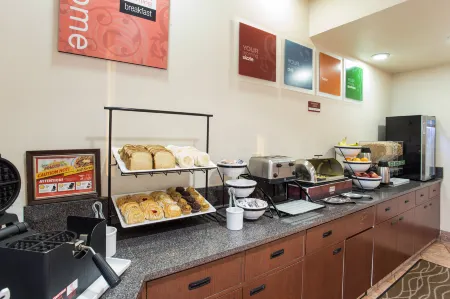 Quality Inn & Suites Fresno Northwest Отели рядом с достопримечательностью «Deran Koligian Stadium»