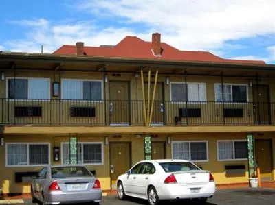 Civic Center Lodge / Lake Merritt Bart Hotels near St. Margaret Mary Catholic Church