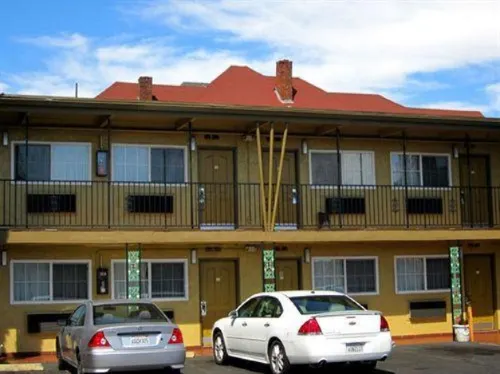 Civic Center Lodge / Lake Merritt Bart