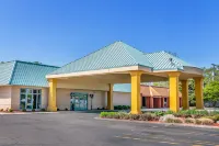 Quality Inn & Suites Banquet Center فنادق في Livonia
