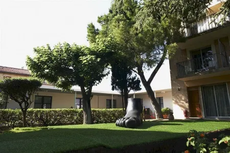 Mercure Marseille Centre Bompard la Corniche Отели рядом с достопримечательностью «Randonnées théâtrales Marcel Pagnol Cie Dans la cour des Grands»