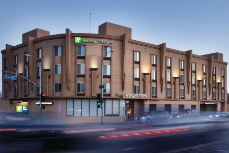 Holiday Inn Express West Los Angeles-Santa Monica Отели рядом с достопримечательностью «UCLA Meteorite Gallery»