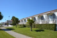 Hotel et Spa les Cleunes Oléron فنادق في Dolus D'Oleron